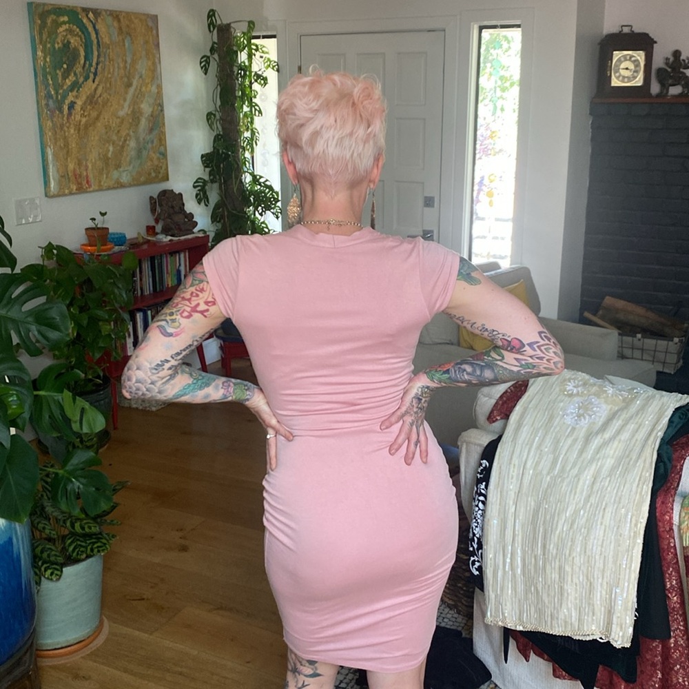 Pink long v neck dress. - Picture 6 of 8